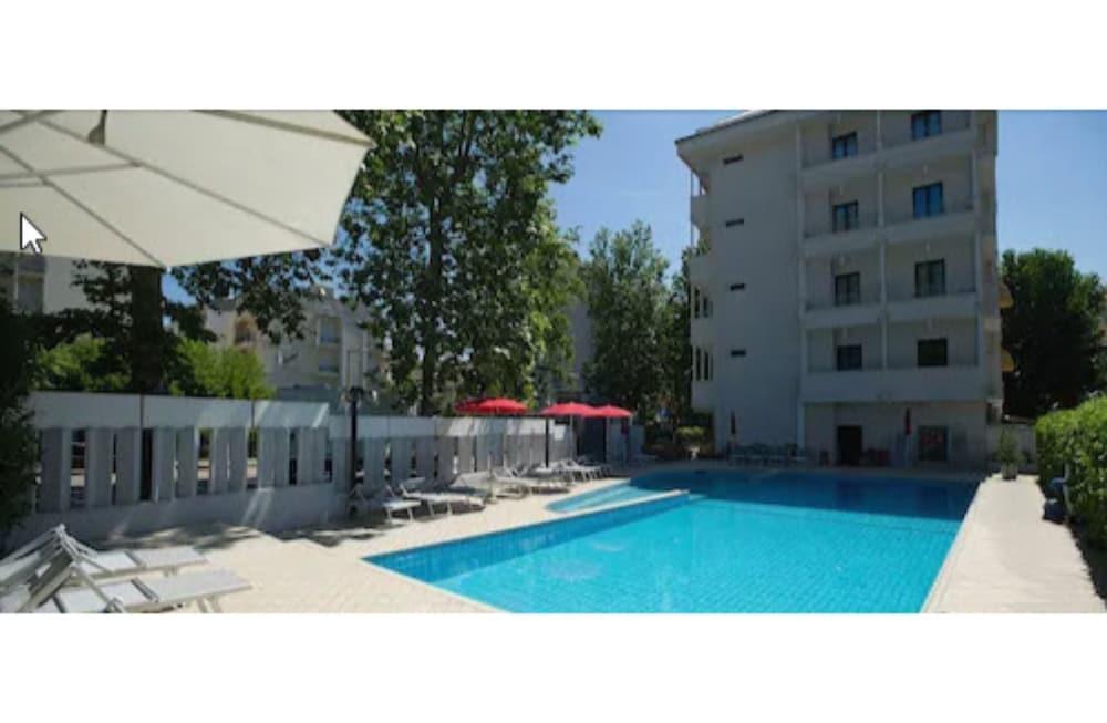 Hotel Ines Каттоліка Екстер'єр фото